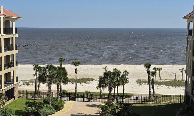 Henderson Point Condo | Laid-Back Luxury – Beachfront Condo at Inn By The Sea