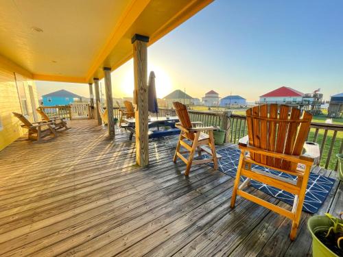 Port Bolivar House | Laidback, Spacious Luxury with Hot Tub, Fully Stocked and Private Beach Access