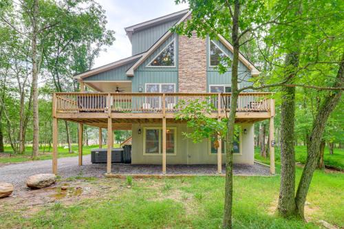 Albrightsville House | Lake Access and Hot Tub Forest-View Poconos Cabin