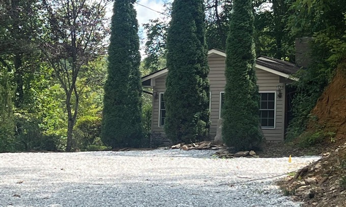 Almond Cottage | Lake and Mtn view! Hot Tub, Pets OK