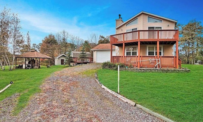 Lake Ariel House | Lake Ariel: Families, Sauna, KING Bed, BBQ Firepit, Pool, Outdoor Kitchen