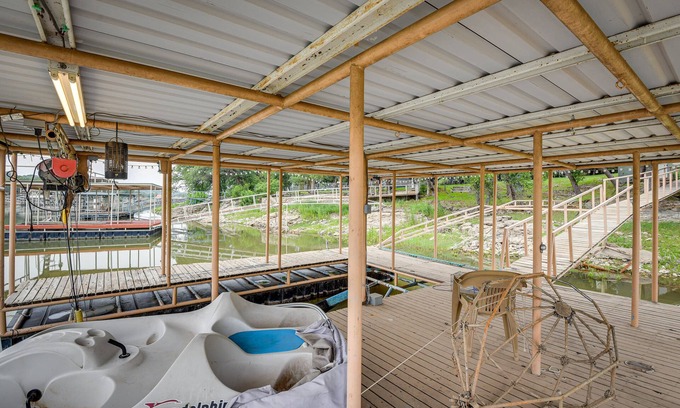 Brownwood House | Lake Brownwood Home w/Private Boat Dock!