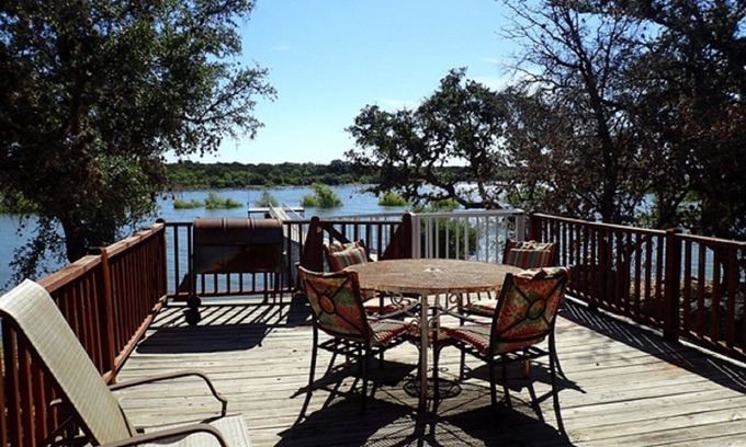 Buchanan Dam House | Lake Buchanan Waterfront B & R Lodge