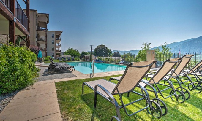 Manson Apartment | Lake Chelan Condo with Resort Pool and Hot Tub!