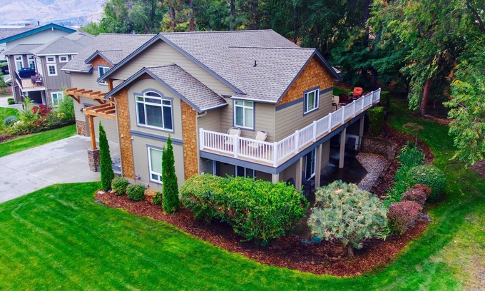 Wapato Point House | Lake Chelan resort: remodeled 4 main suites + bunk room near beach,pool