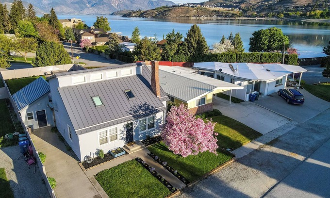 Chelan House | Lake Chelan Vacation Rental with private pool and hot tub, sleeps up to 12