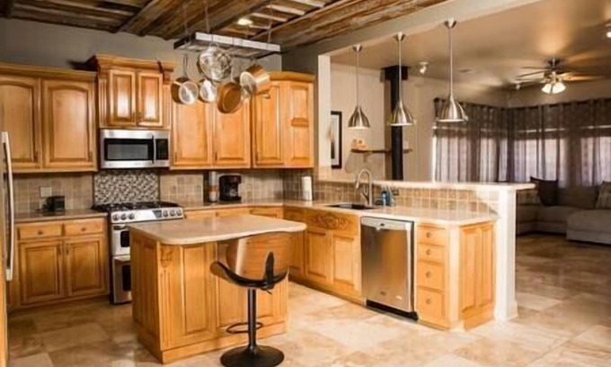 Holiday Island House | Lake Daze - Stylish Home -Walk to Marina