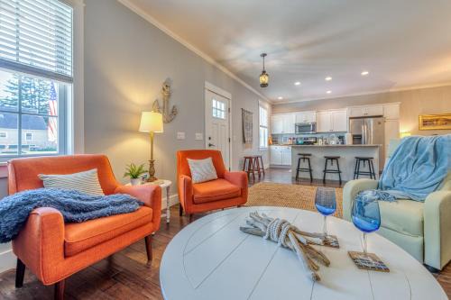 South Haven House | LAKE ESCAPE cottage located 5 blocks to Lake Michigan with Blue Stairs beach access