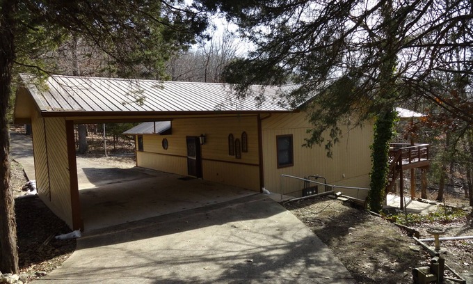 Lost Bridge Village House | Lake Escape-Lakefront-Marina Nearby & Big TV's-Pool Table