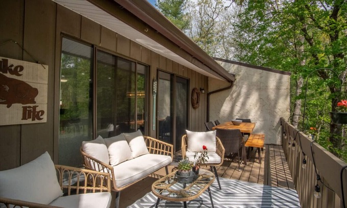 Sapphire House | Lake Fairfield Hideaway