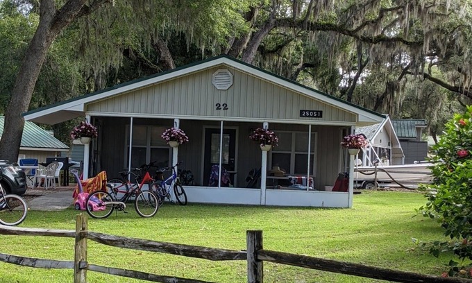 Salt Springs House | Lake front cottage