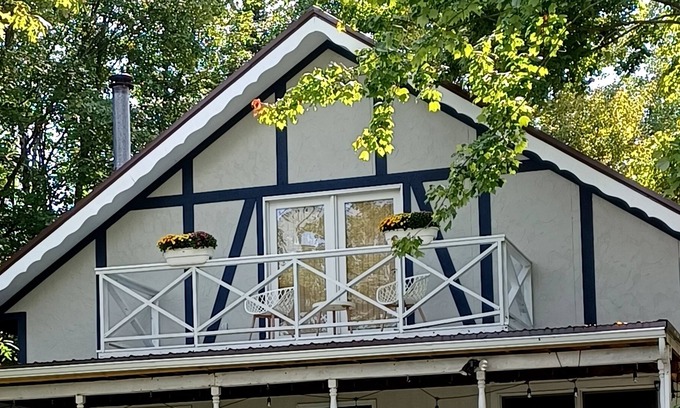 Lake Cottage | Lake Front Getaway-Fun for the whole family!