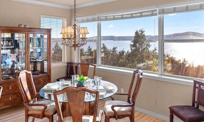 Hollister Condo | Lake Front, Pet-Friendly Luxury Condo - Adjacent Marina, Walk to Lake, Full Kitchen - C3