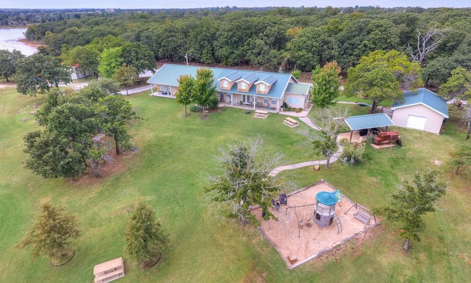 Shawnee House | LAKE FRONT Property; Secluded & Private; Sleeps 18; Located 30 miles from OKC