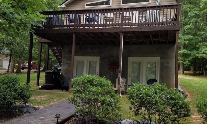 Valentines House | Lake Gaston Waterfront Cottage Sleeps 6 with private Boathouse