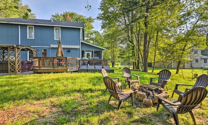 Lake Harmony House | Lake Harmony Resort Home with Deck and Fire Pit!
