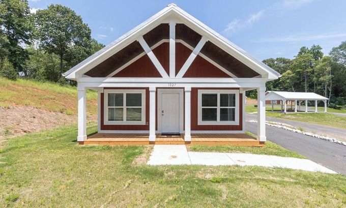 Townville House | Lake Hartwell Cabins-15 Minutes to Clemson-Near Green Pond Landing