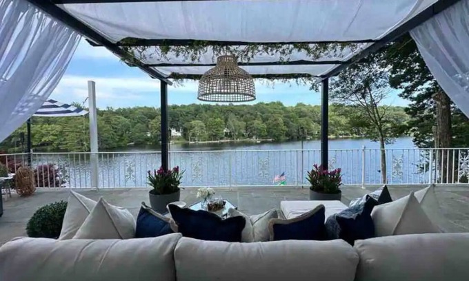 Trumbull House | Lake house cozy to relax with a family. 6 bedroom very spacious house.