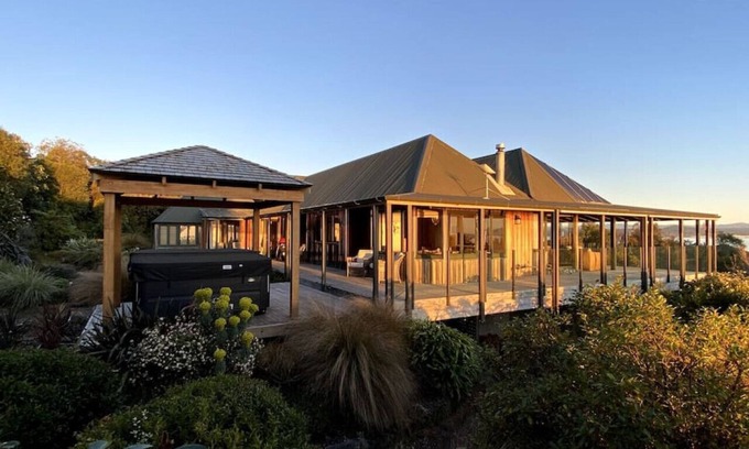 Acacia Bay House | Lake House Escape - private & peaceful luxury living, spacious with incredible lake views