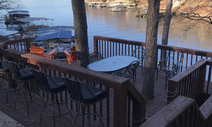 Linn Creek House | Lake House w/Incredible View and Dock – Sleeps 16