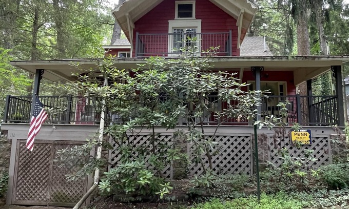 Mount Gretna Cottage | Lake it Easy