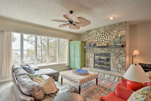 Salem Apartment | Lake Keowee Resort Condo with Balcony and Pool Access!