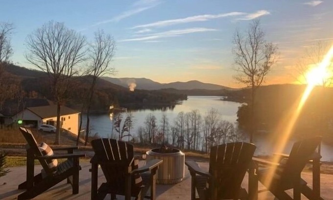 Hayesville Apartment | Lake living at its best!
