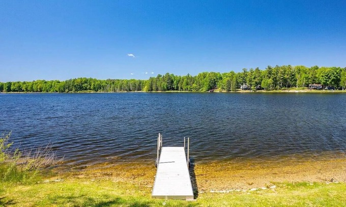 Johannesburg House | Lake Louise Waterfront - Sleeps 8 - Pets Welcome - Kayaks + Snow Trails Nearby