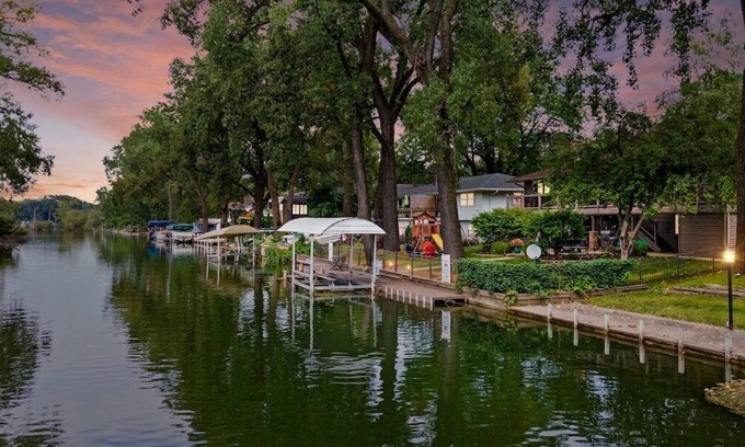 Monona House | Lake Monona Waterfront + HOT TUB + Game Room