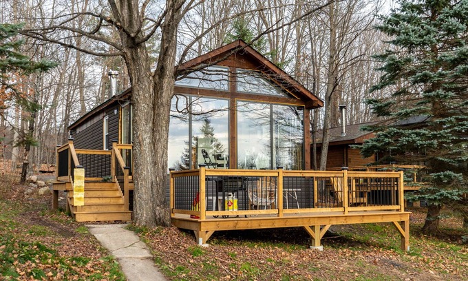 Muskoka Lakes House | Lake Muskoka 2-bedroom Cottage - Pier 100 #50