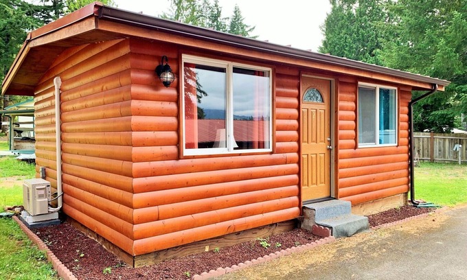Matlock Cabin | Lake Nahwatzel Resort, Cabin #2, Shared Dock just steps away! Now with WIFI!