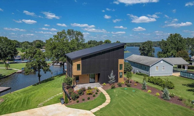 Lake Oconee House | Lake Oconee 6BR 5BA Luxury Mansion | Waterfront Cozy Stay Near UGA Gameday