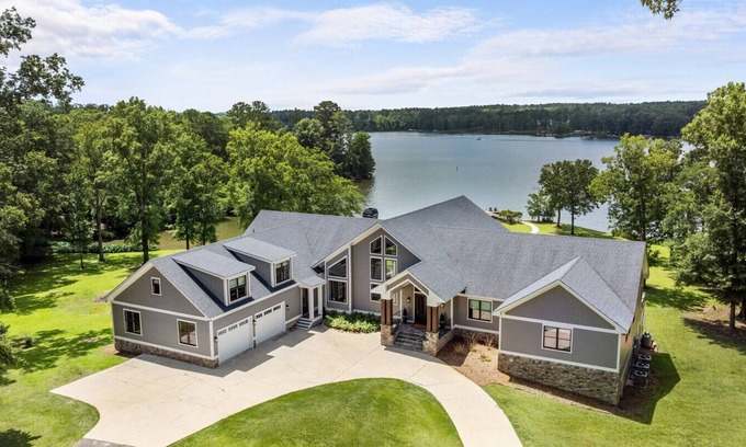 Buckhead House | Lake Oconee Pool Table 7 King Suites Kayaks SUPs
