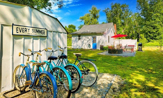 Coventry Lake Cabin | Lake - PetsOK - Wi-Fi - W&D - Fire Pit - Kayaks