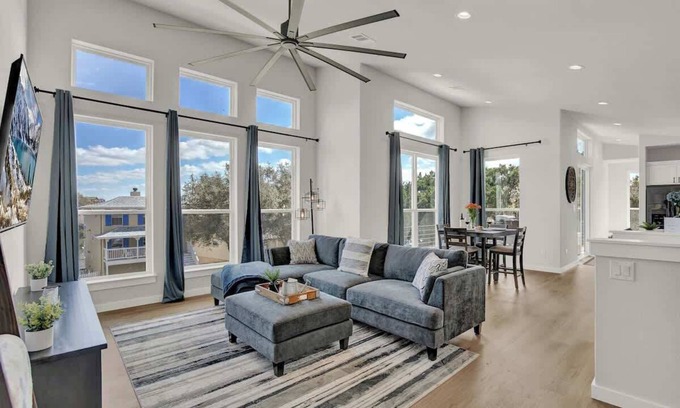 Point Venture House | Lake-Pool-Beach-Gym-Boat Access