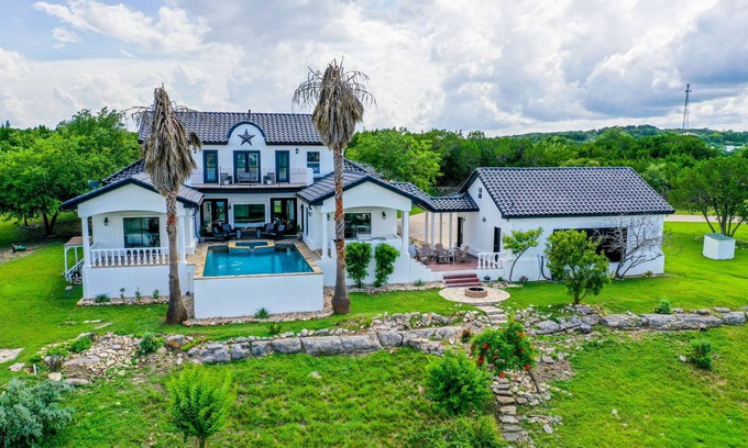 Spicewood House | LAKE RESORT