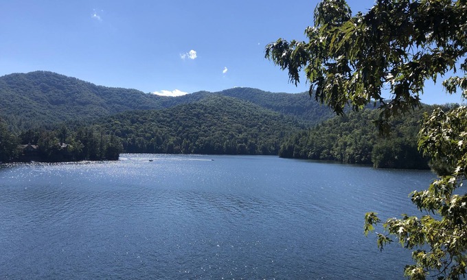 Robbinsville House | Lake Santeetlah Family Retreat: 4BR/4.5BA w/Kayaks & Grills