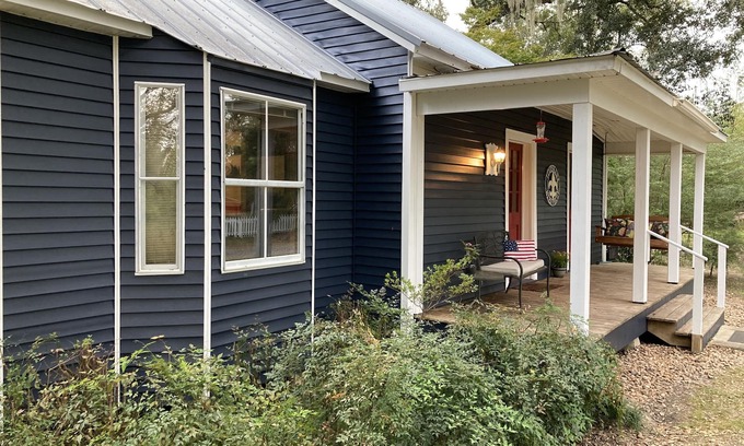 Breaux Bridge House | Lake Side Cottage with Two Bed Rooms on Private Pond at Country Charm B&B