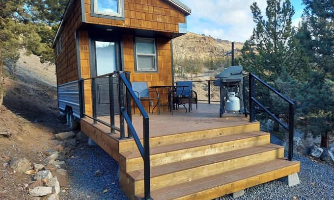 Madras House | Lake Simtustus Resort Juniper Hill Tiny Home #14 - Hot Tub