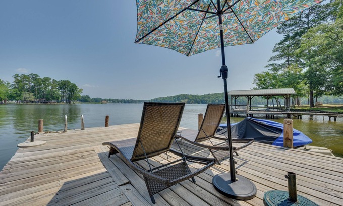 Eatonton Cottage | Lake Sinclair 'Crooked Creek Cottage' w/Fire Pit!