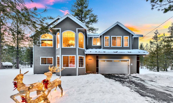 Tahoe Paradise Cabin | Lake Tahoe Ski Base Camp: National Forest Land, Hot Tub, Pool Table, Pet Friendly