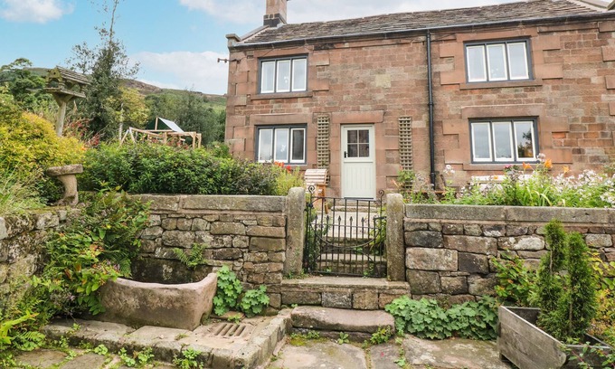 Leek Cottage | LAKE VIEW COTTAGE, pet friendly, character holiday cottage in Leek