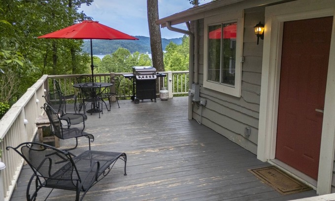 Clarkesville House | Lake View Escape– Mountain Cottage with Lake Burton Views