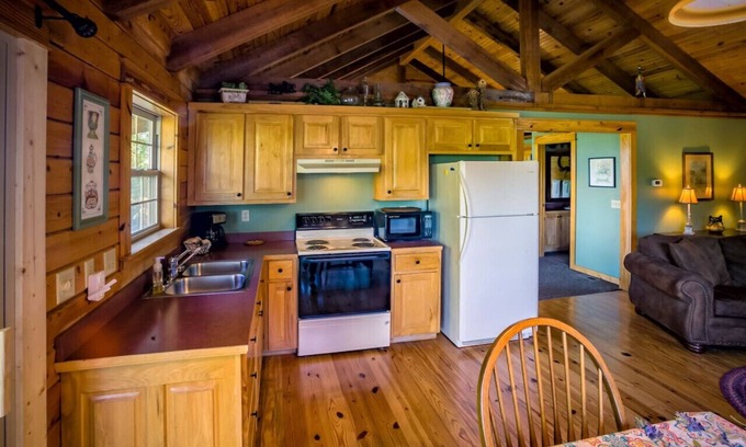 Garfield Cabin | Lake view Honeymoon Log Cabin