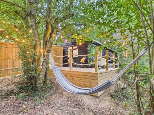 East Grinstead Apartment | Lake View Lodge & Outdoor Bath