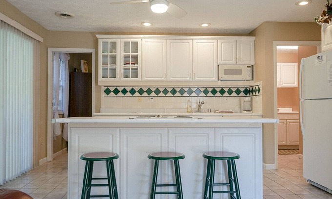 Burnside Condo | Lake View Lounge 104-2- Golf, Pool, Pickleball