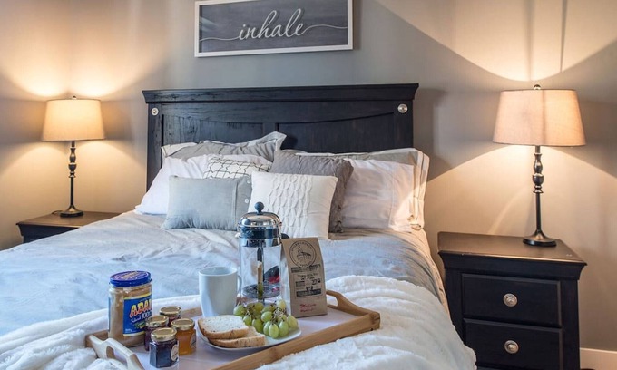 East Kootenay Apartment | Lake View | Modern | Cozy | Pool | Hot Tub