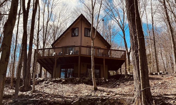 Greentown Ski Chalet | Lake Wallenpaupack Family Chalet with Lake Views
