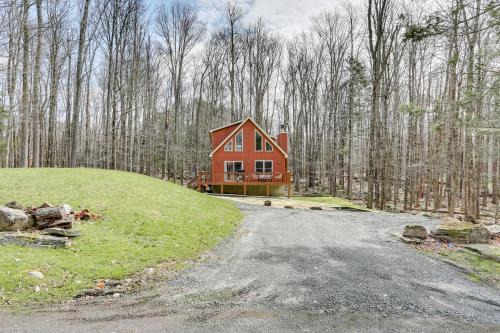 Greentown House | Lake Wallenpaupack Summer Getaway with Pool Access!