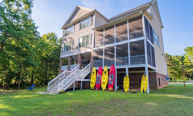 Winnsboro House | Lake Wateree Waterfront Retreat - 6BR w/Dock, Kayaks, Firepit and Game Room
